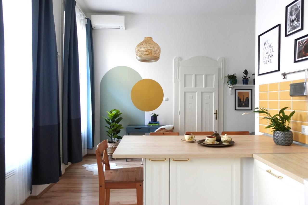 Bpr Pastellion Art In Buda Apartment Budapest